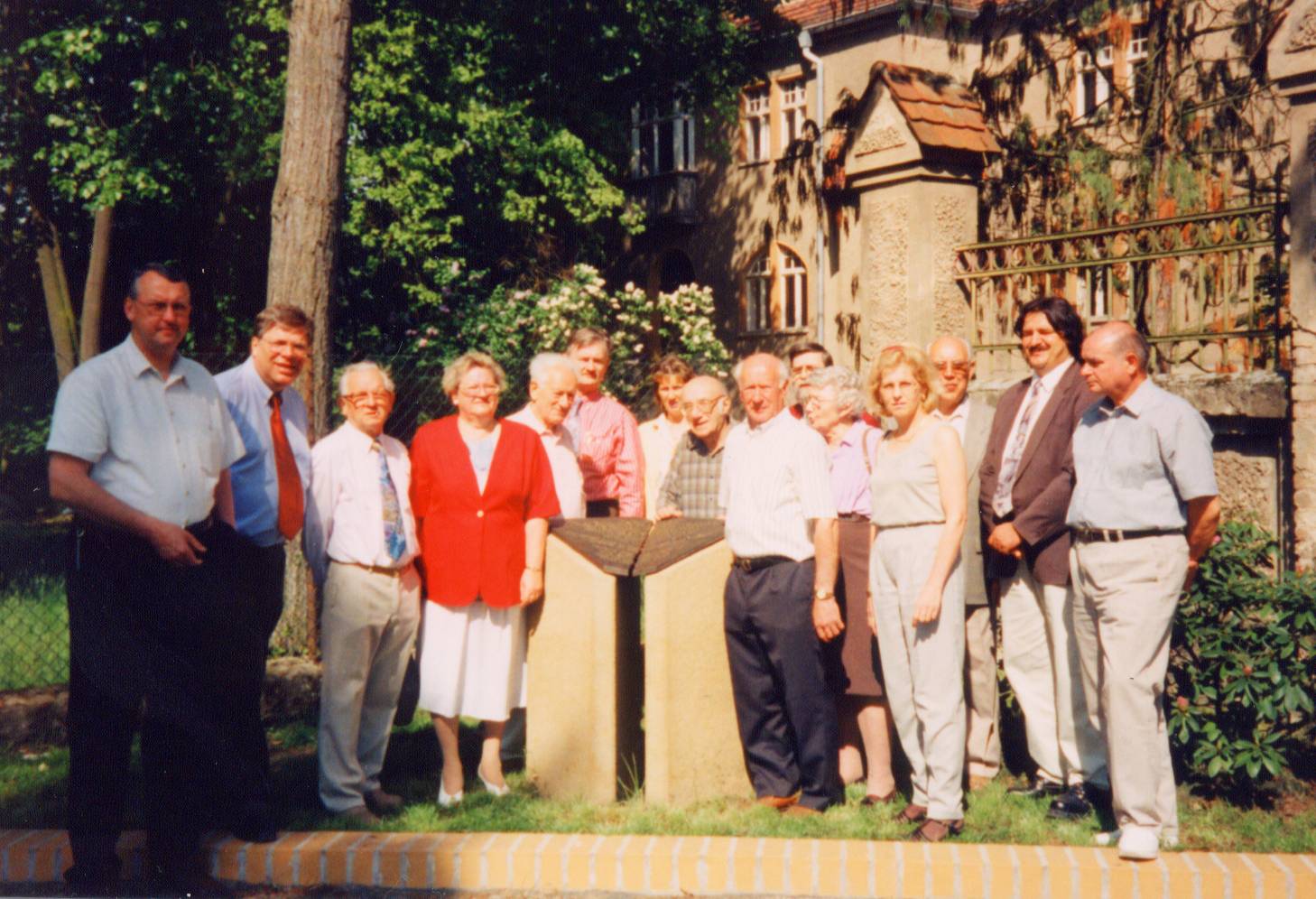 Vor der Erinnerungsstehle in Ahrensdorf